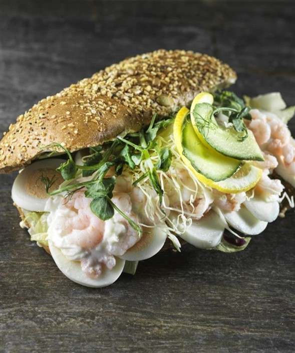 Husets sandwich i lys baguette